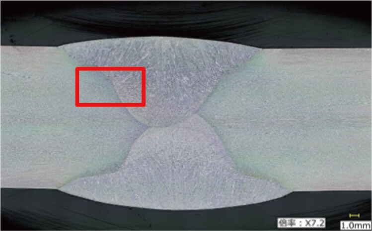図3　二相ステンレス鋼溶接部のマクロ組織　（赤枠部は解析範囲）