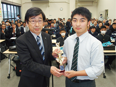 蓮沼会長（左）と最優秀小谷野選手