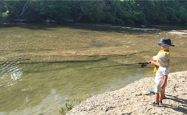 川で釣りを楽しむ子供たち