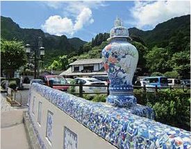 藍色の染付の陶板が美しい鍋島藩窯橋